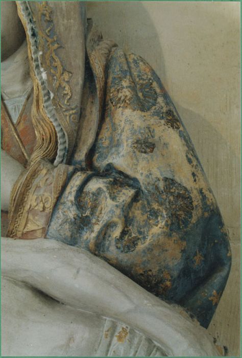 Groupe sculpté : Vierge de Pitié, détail (manteau de la Vierge)