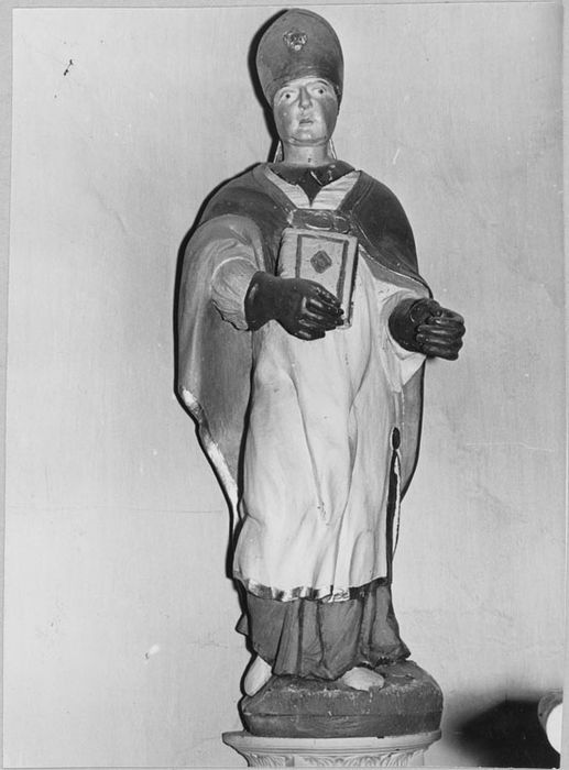 Statue : Saint évêque tenant un livre