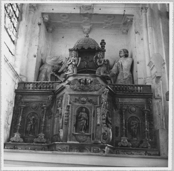 Maître-autel, tabernacle, exposition et 4 chandeliers, avant restauration