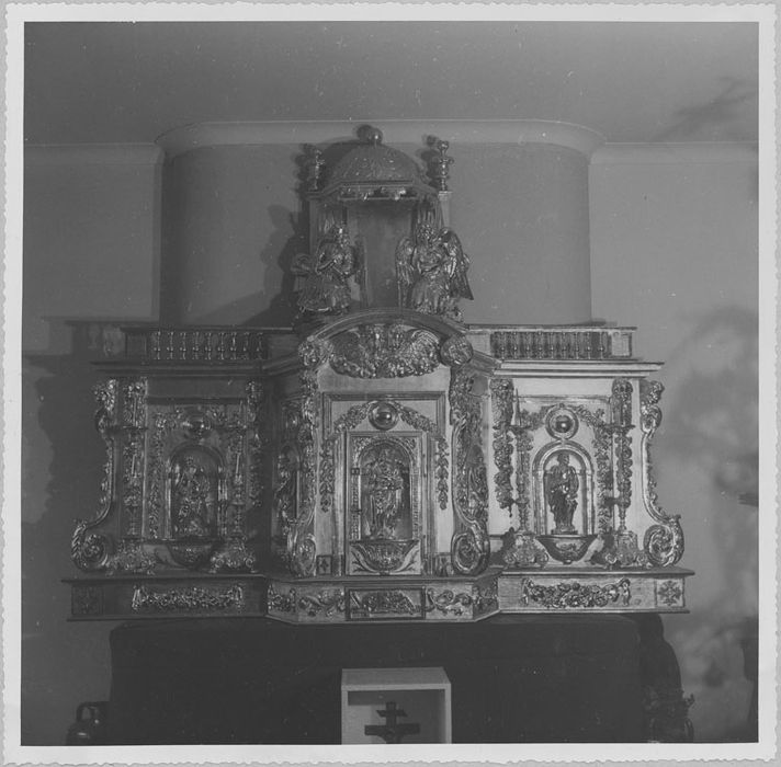 Maître-autel, tabernacle, exposition et 4 chandeliers, après restauration