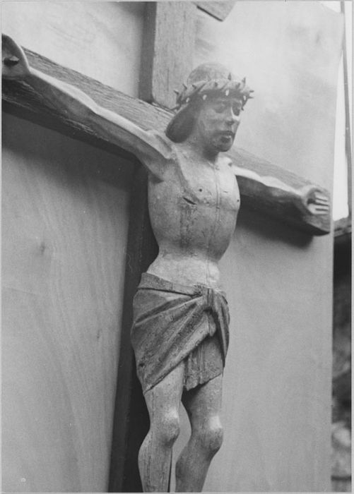 Calvaire de poutre de gloire, statue de Christ en croix, après restauration (1979)