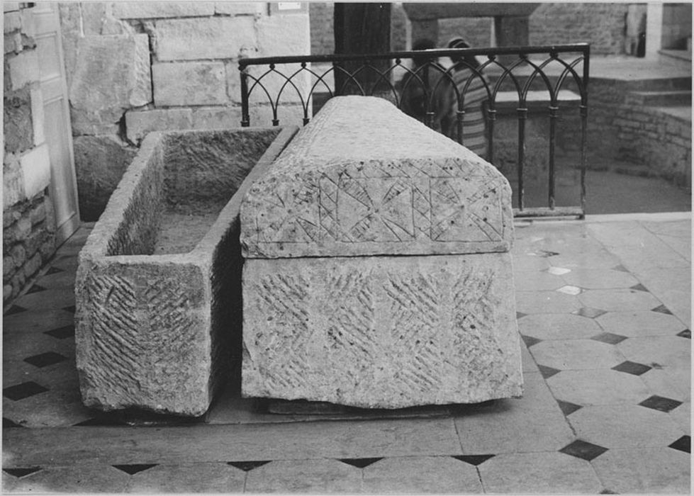 Ensemble de 8 sarcophages