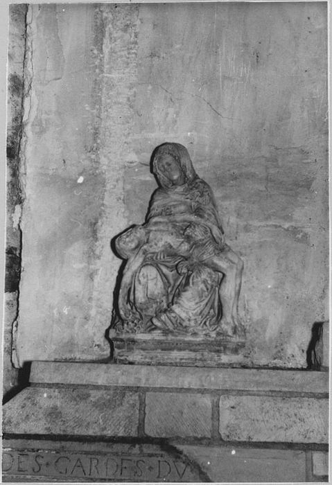 Groupe sculpté : Vierge de Pitié, après restauration (1967)