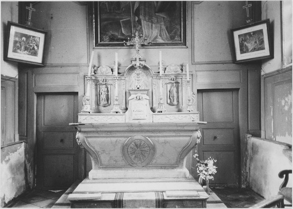 Maître-autel, retable et tabernacle ; 2 statues : Saints au livre
