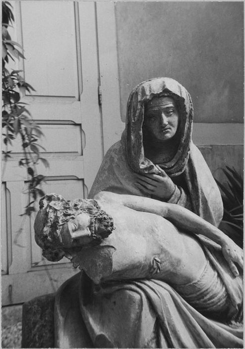 Groupe sculpté : Vierge de Pitié, après restauration (1962), détail