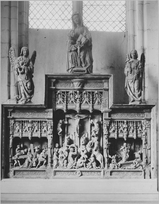 Retable, haut-relief : Portement de Croix, Crucifixion, Résurrection ; Groupe sculpté : Éducation de la Vierge ; Statues : 2 anges portant les instruments de la Passion (volées)