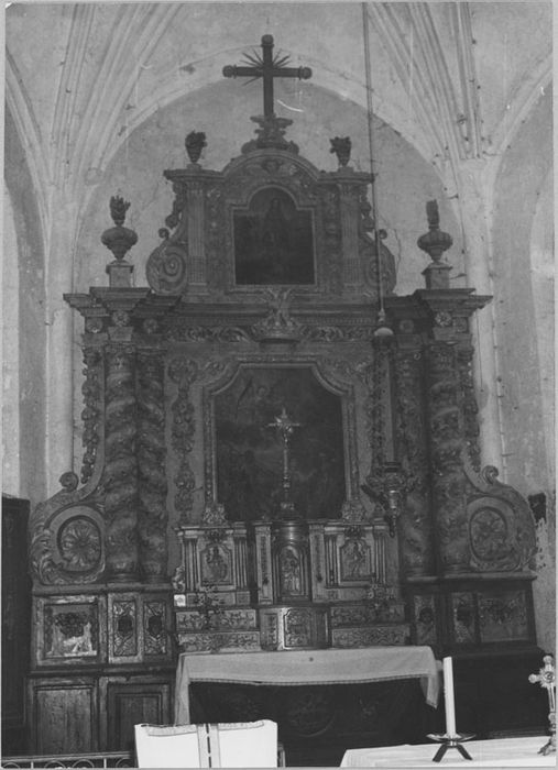 Retable et tabernacle du maître-autel ; 2 tableaux : Martyre de saint Julien, Christ