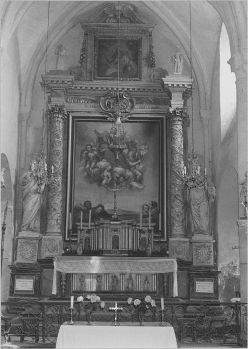 maître-autel ; tabernacle ; retable : Vierge à l'Enfant, Saint Sébastien, Christ, Saint Nicolas, Saint Denis (?) ; Tableaux : Assomption ; Dieu le Père