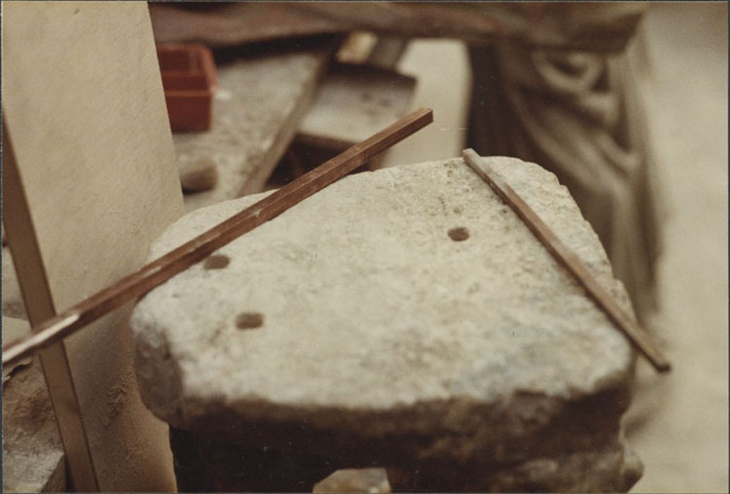 Ex-voto (statuette) : vigneron, en cours de restauration, détail du dessous de la base