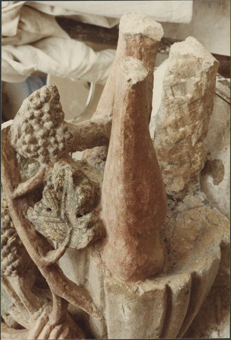 Ex-voto (statuette) : vigneron, avant restauration, détail de la cassure au niveau des chevilles