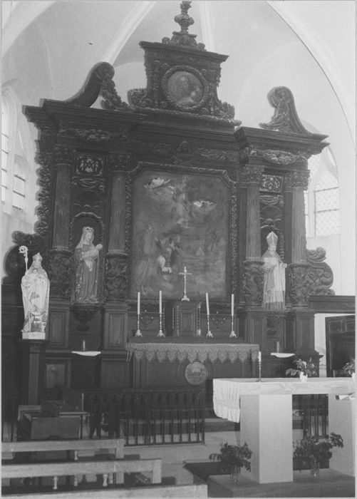 Maître-autel, tabernacle, retable ; 2 tableaux : Assomption, Père éternel ; Statue : Vierge à l'Enfant