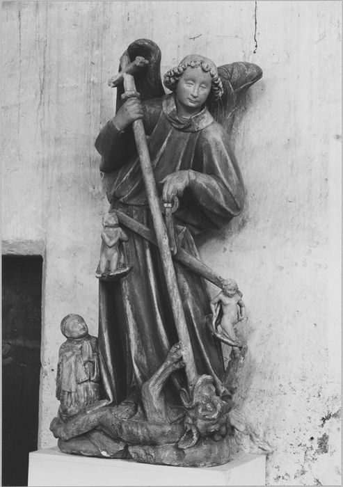 Groupe sculpté : Saint Michel terrassant le dragon et pesant les âmes, donateur