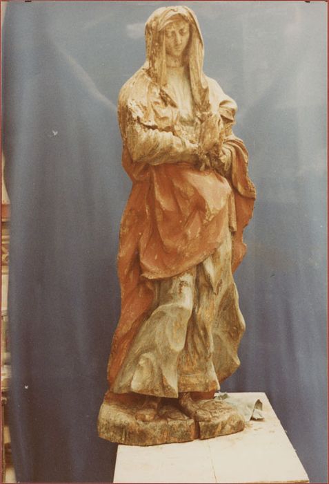 2 statues : Vierge de Calvaire