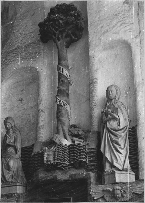 Statue : Arbre de l'Apparition à Marie-Madeleine, et deux saintes