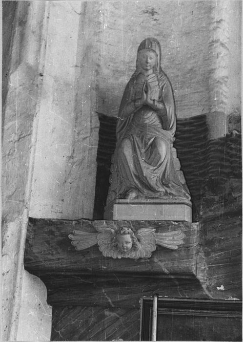 Statue : une des deux saintes entourant l’Arbre de l’apparition