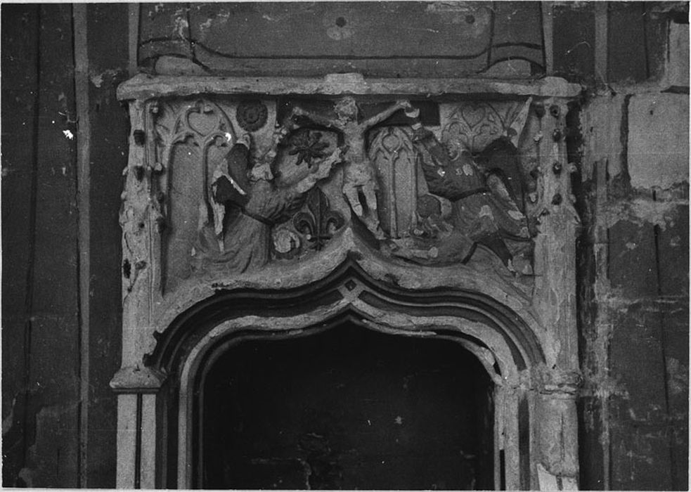 Bas-relief : Anges recueillant le sang du Christ crucifié