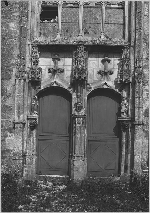 Portail de l’église ; Statues : Saint Edme, Christ aux liens, Sainte Syre (?)