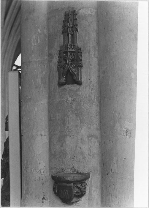 Statue : Vierge à l'Enfant, avant restauration, niche vide