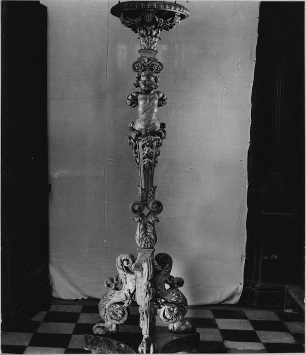 2 chandeliers (torchères)