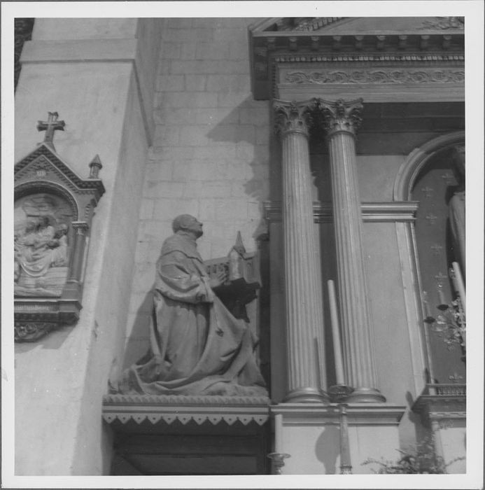 Statue : Saint Bernard présentant l'abbaye de la Pitié à la Vierge (1973)