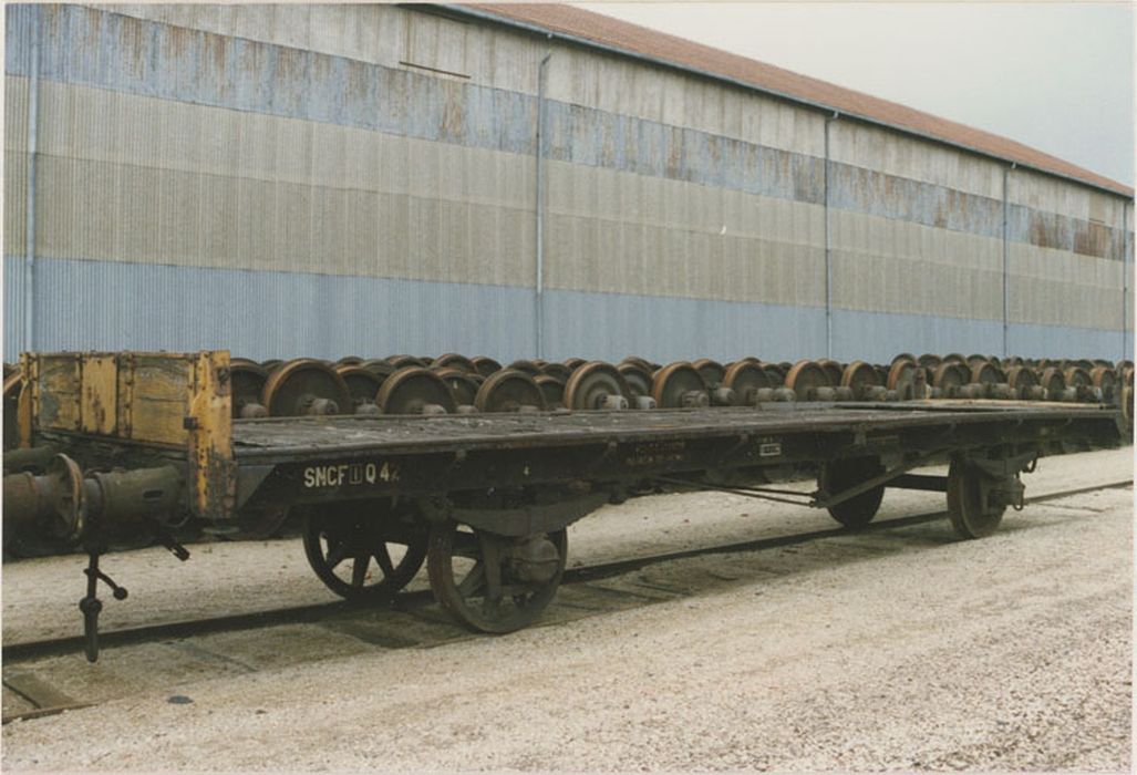 wagon plat PLM, à deux essieux parallèles, à voie normale, NNTOUW 82001, Q 42 - © Ministère de la Culture (France), Médiathèque du patrimoine et de la photographie, diffusion RMN-GP