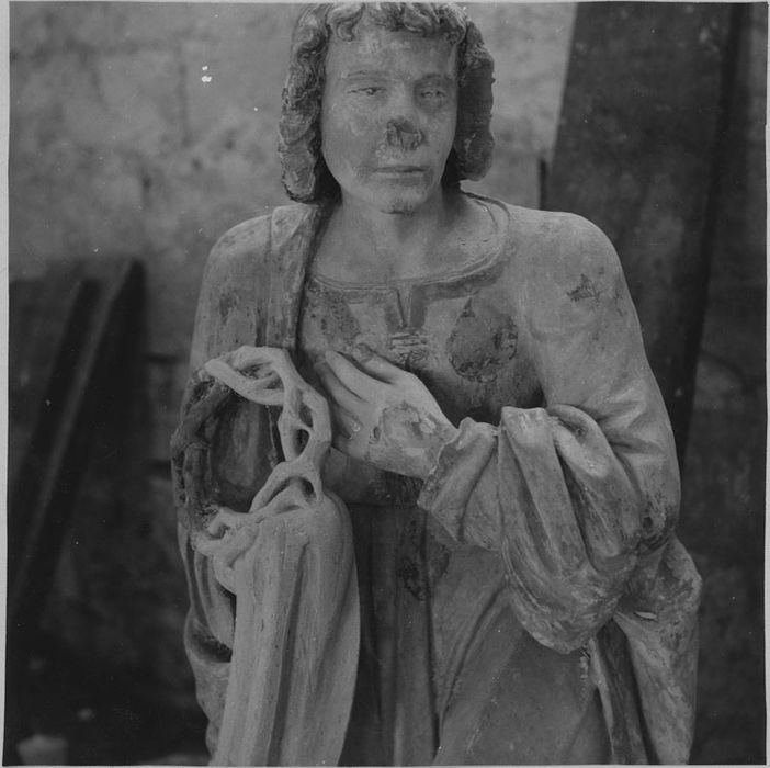 Statue : Saint Jean l'Évangéliste portant la couronne d'épines, pendant restauration, détail