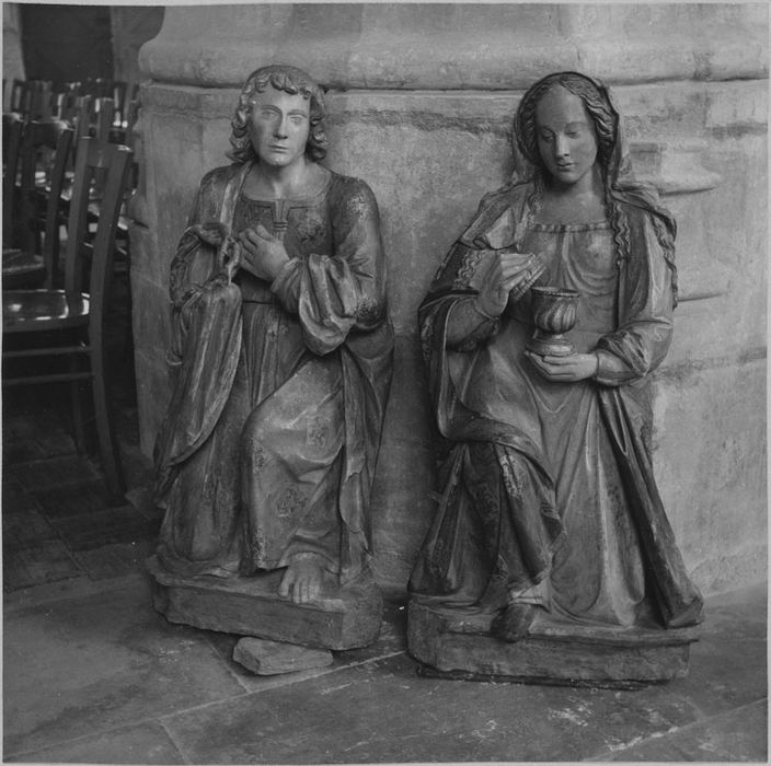 Statues : Saint Jean l'Évangéliste portant la couronne d'épines et Marie-Madeleine, après restauration