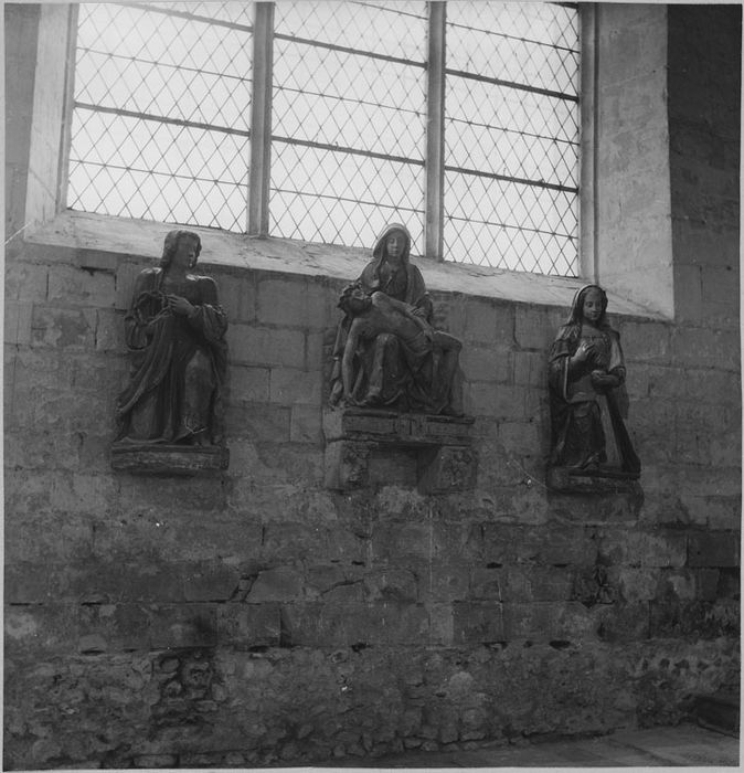 Groupe sculpté : Vierge de Pitié ; entouré des statues de Saint Jean l'Évangéliste portant la couronne d'épines et de Marie-Madeleine