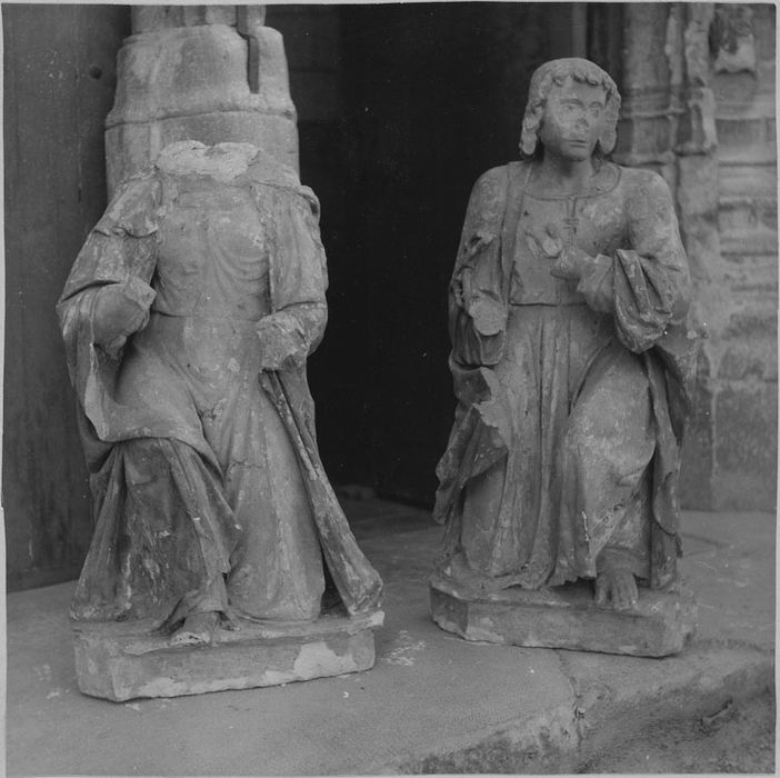 Statues : Marie-Madeleine et Saint Jean l'Évangéliste portant la couronne d'épines, pendant restauration