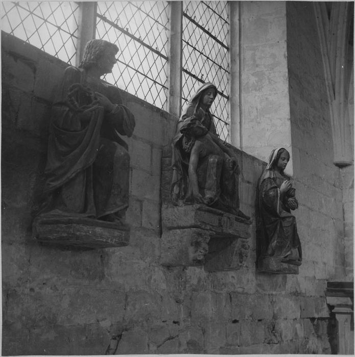 Groupe sculpté : Vierge de Pitié ; entouré des statues de Saint Jean l'Évangéliste portant la couronne d'épines et de Marie-Madeleine ; après restauration