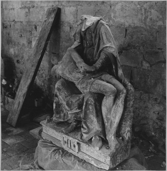Groupe sculpté : Vierge de Pitié, pendant restauration