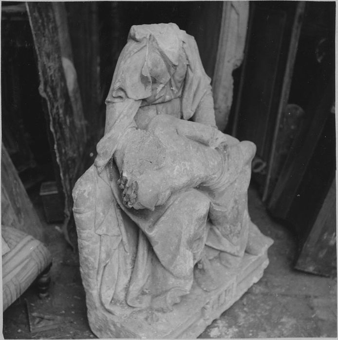 Groupe sculpté : Vierge de Pitié, pendant restauration