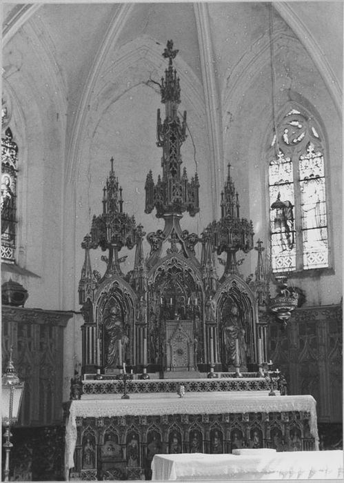 Maître-autel, tabernacle, retable et 2 statuettes : Saint Paul, saint Pierre