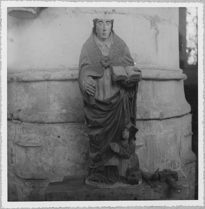 Statue : Saint évêque et donatrice