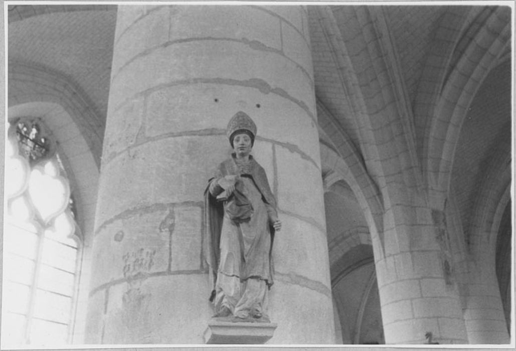 Statue : Saint évêque au livre