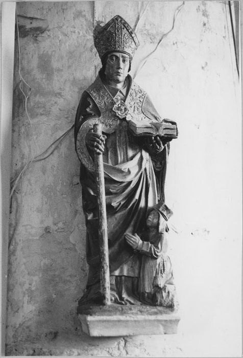 Statue : Saint évêque et donatrice