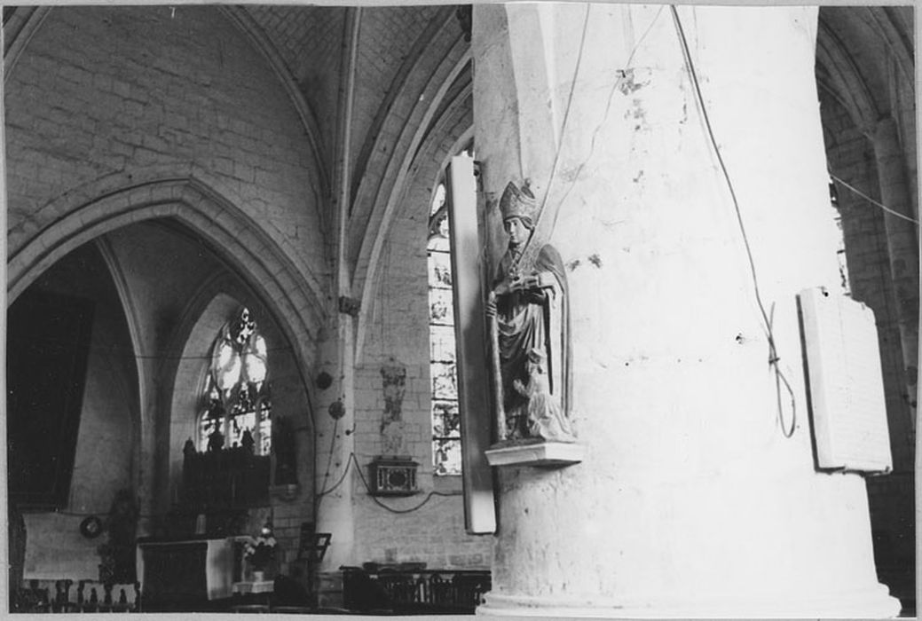 Statue : Saint évêque et donatrice, vue de profil