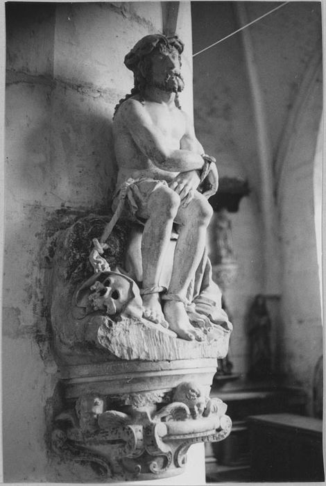 Statue : Christ aux liens et socle, vue de trois-quart