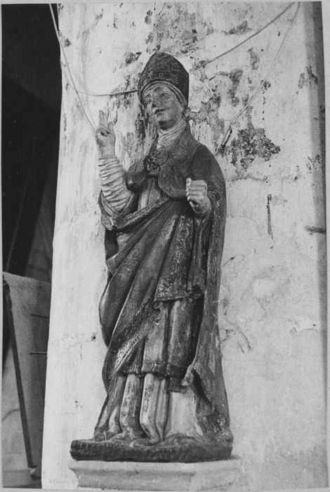 Statue : Saint évêque bénissant, vue de trois-quart