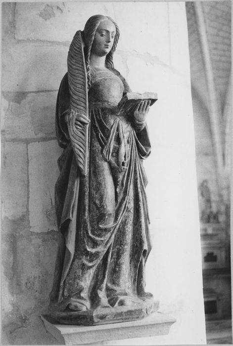 Statue : Sainte Julie, vue de trois-quart