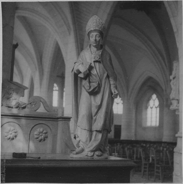 Statue : Saint évêque au livre