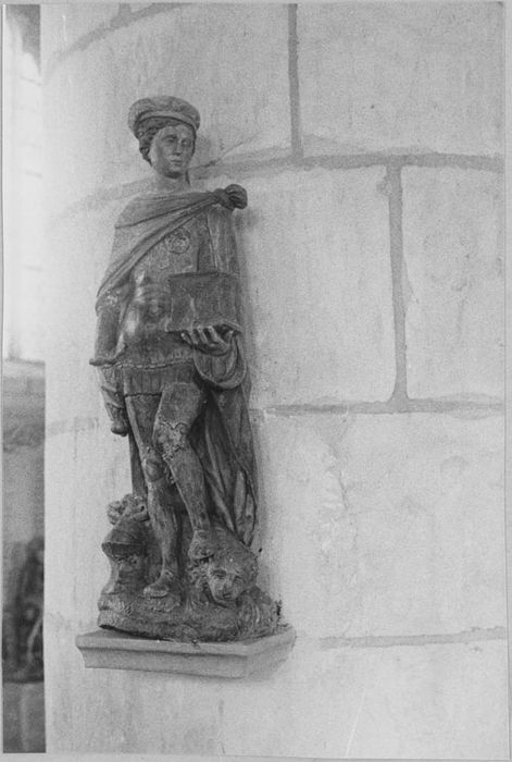 Statue : Saint Adrien, vue de trois-quart