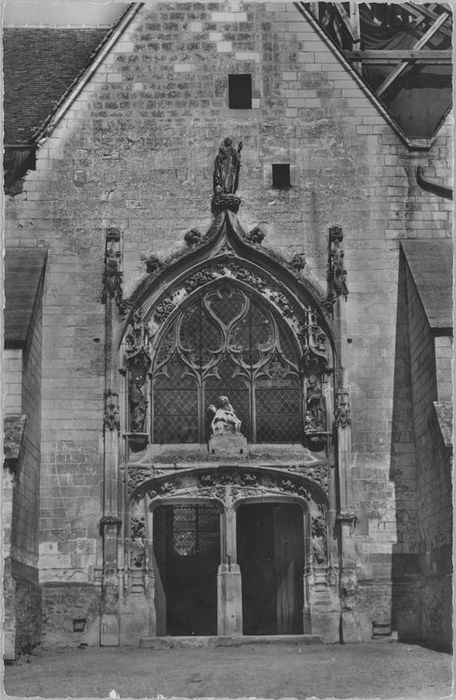 Portail de saint Frobert, Groupe sculpté : Vierge de Pitié et statues : sainte Barbe, évêque et donateur ; Saint Frobert