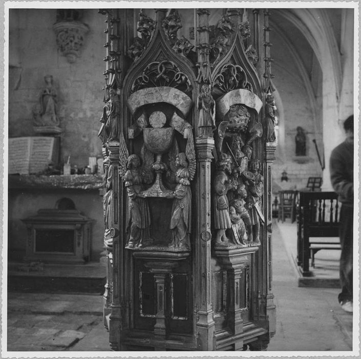 Tour eucharistique, détail des bas-reliefs (deux anges présentant un calice)