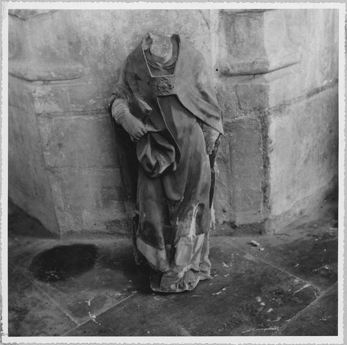 Statue : Saint évêque au livre, avant restauration