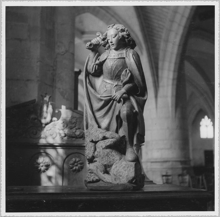 Statue : Saint Michel, vue de trois-quart