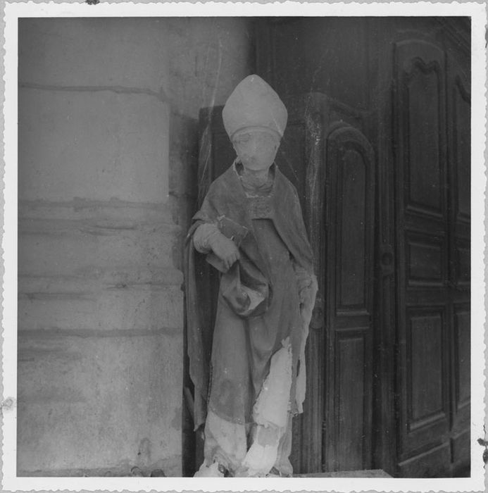 Statue : Saint évêque au livre, en cours de restauration