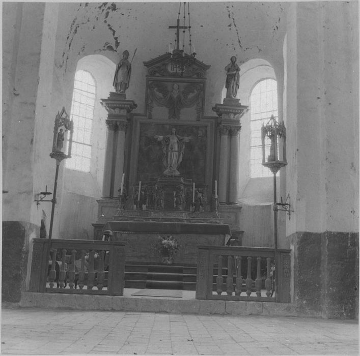 Maître-autel et tabernacle ; Retable ; 2 statues : Saint Nicolas,  Saint Parres