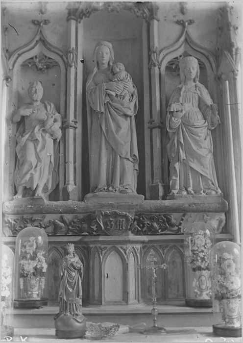 Retable, vue partielle ; Statues : Saint Jean-Baptiste, Vierge à l'Enfant, Sainte Radégonde (?)