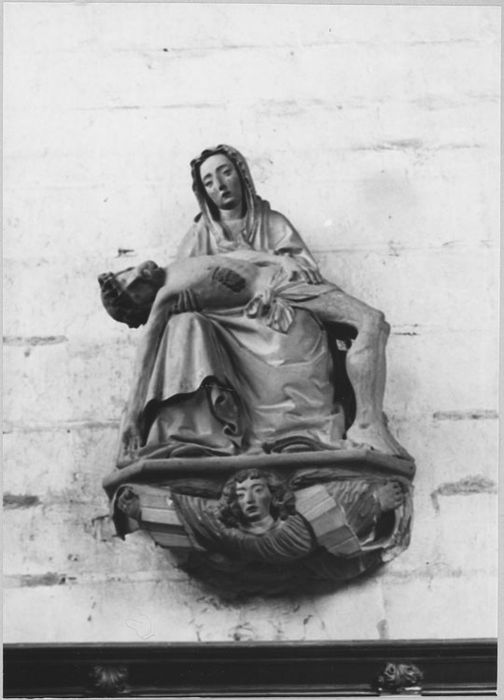 Groupe sculpté : Vierge de Pitié et socle